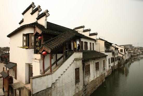 全民养生时代，求鲜本味的鸡汤锅底成为火锅店热卖爆款！
